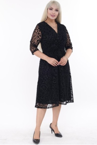 Juoda suknelė su nėriniais