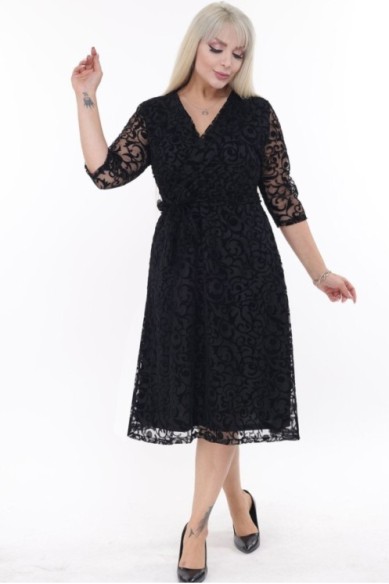 Juoda suknelė su nėriniais