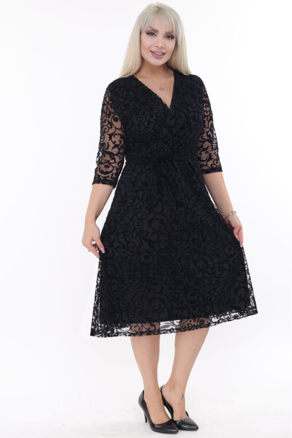 Juoda suknelė su nėriniais