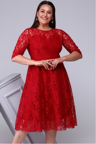 Raudona suknelė su nėriniais