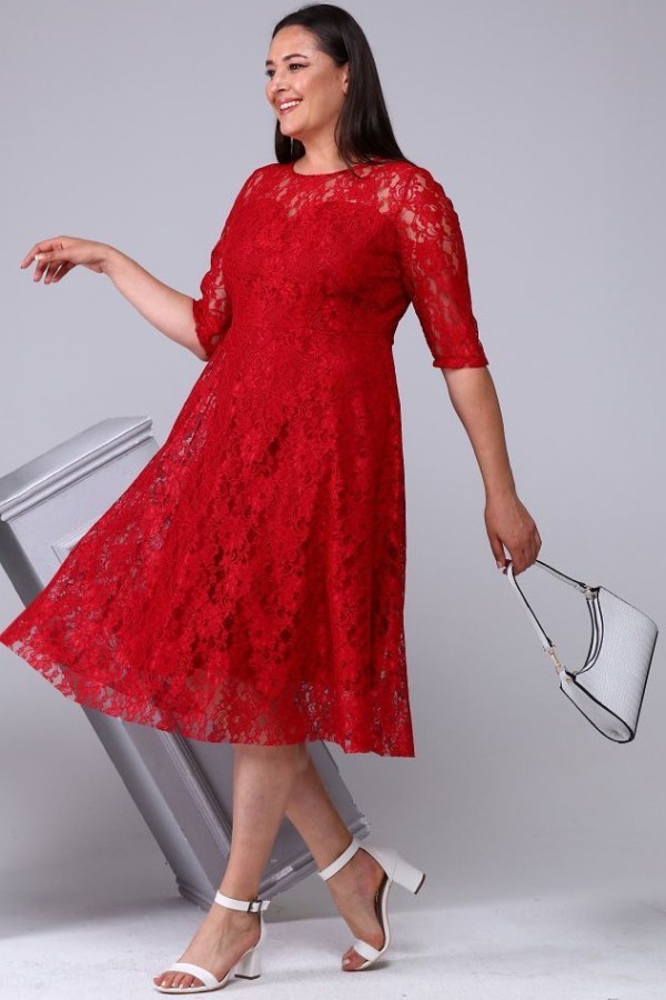 Raudona suknelė su nėriniais