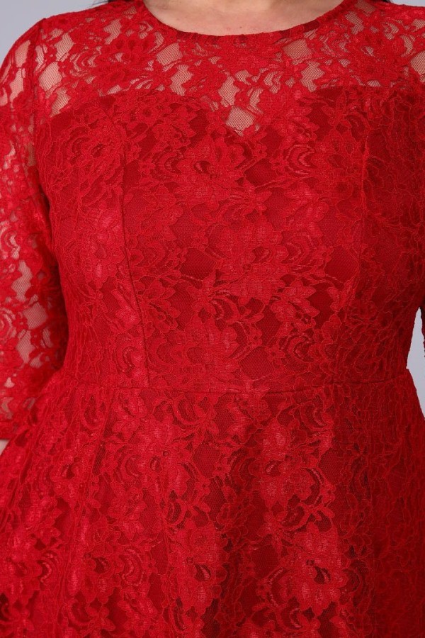 Raudona suknelė su nėriniais