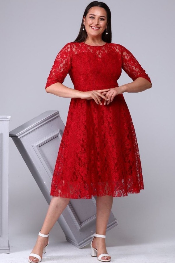 Raudona suknelė su nėriniais