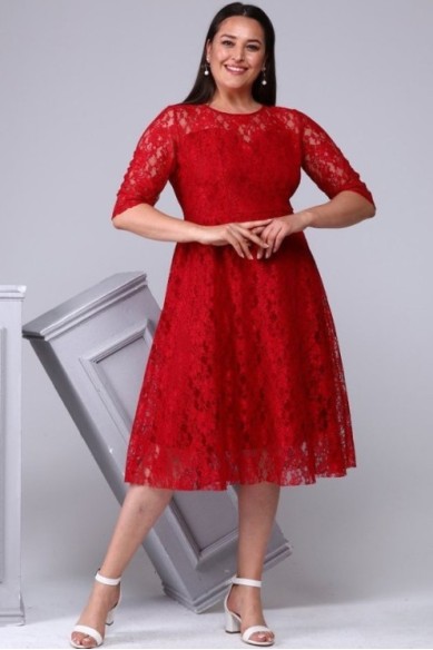 Raudona suknelė su nėriniais