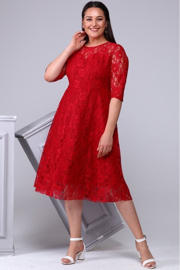 Raudona suknelė su nėriniais