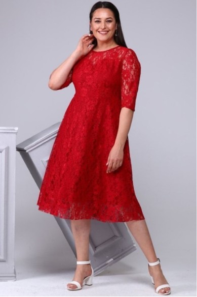 Raudona suknelė su nėriniais