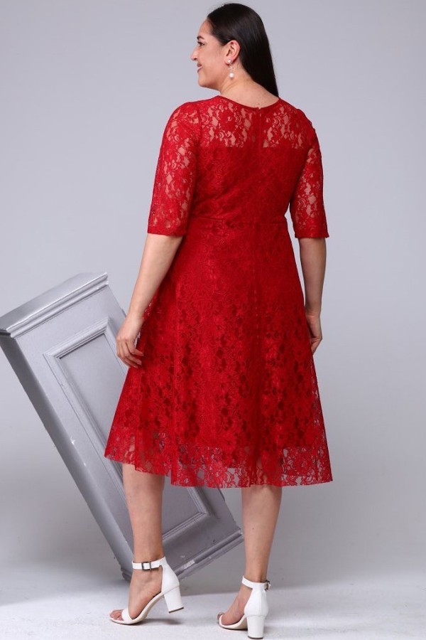 Raudona suknelė su nėriniais