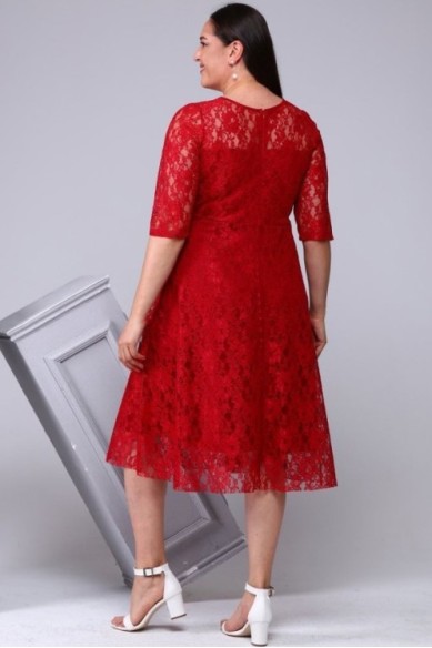 Raudona suknelė su nėriniais