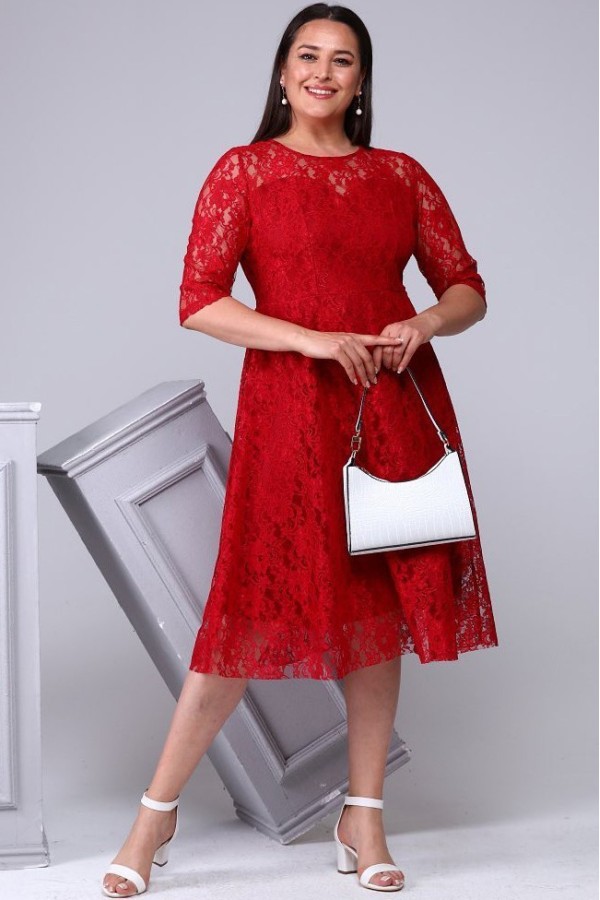 Raudona suknelė su nėriniais