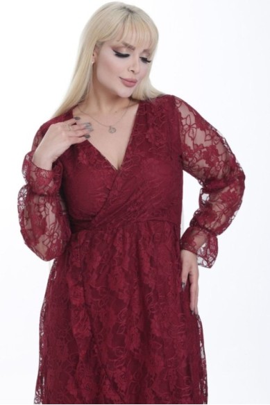 Ilga suknelė su nėriniais