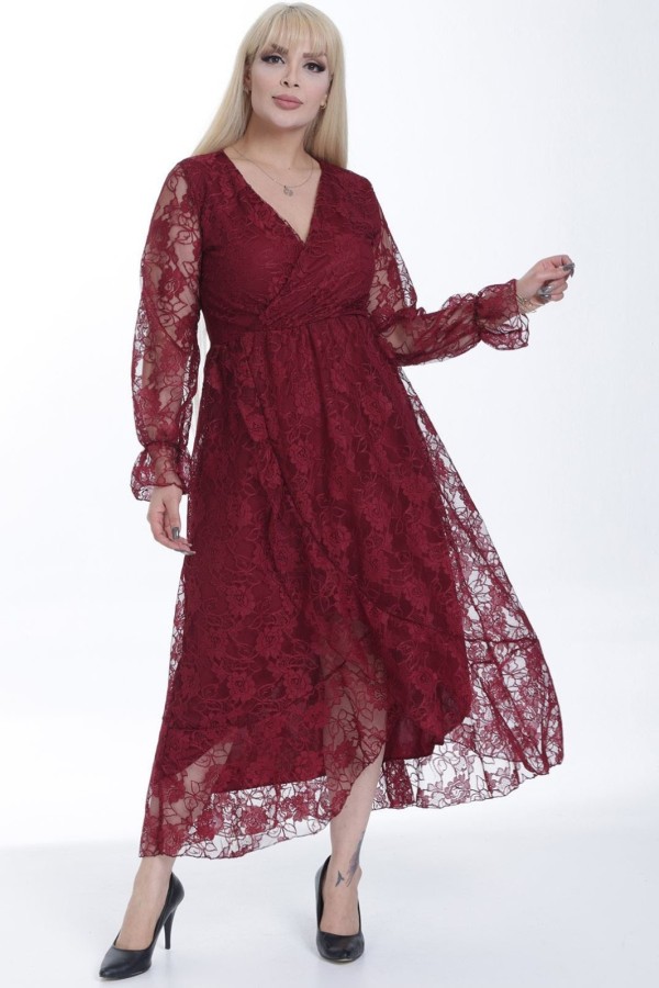 Ilga suknelė su nėriniais