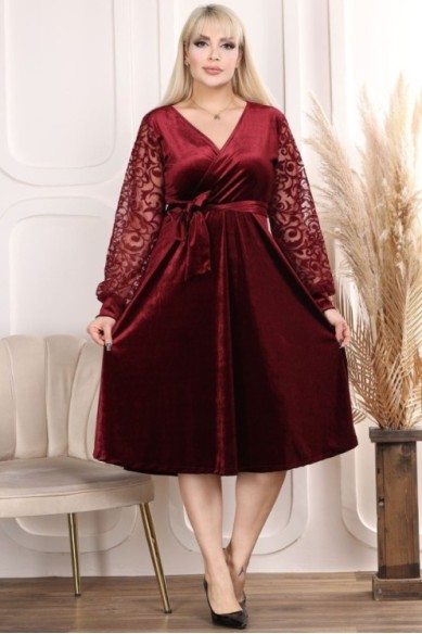 Veliūrinė suknelė su voko formos iškirpte