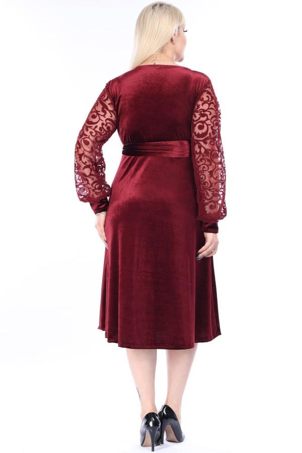 Veliūrinė suknelė su voko formos iškirpte