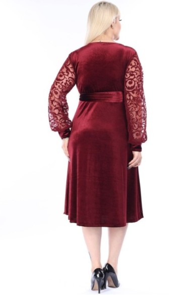 Veliūrinė suknelė su voko formos iškirpte