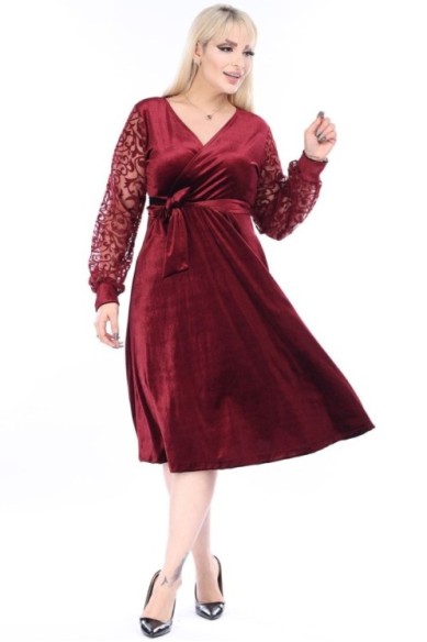 Veliūrinė suknelė su voko formos iškirpte