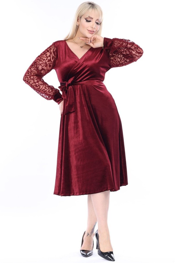 Veliūrinė suknelė su voko formos iškirpte