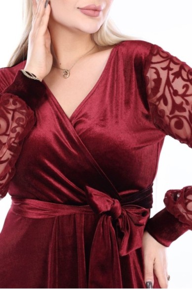 Veliūrinė suknelė su voko formos iškirpte