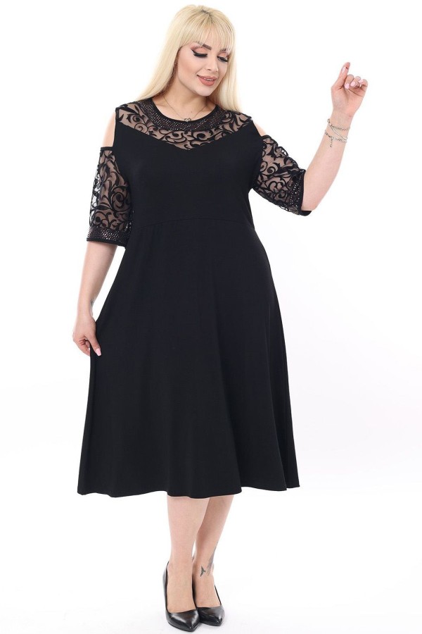 Juoda didelių dydžių suknelė