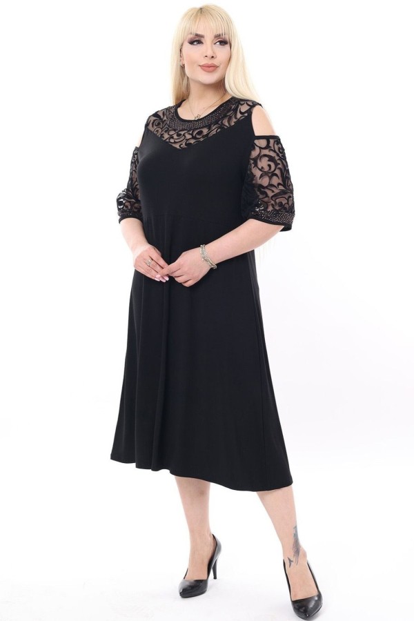 Juoda didelių dydžių suknelė