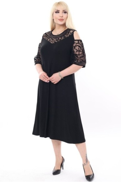 Juoda didelių dydžių suknelė