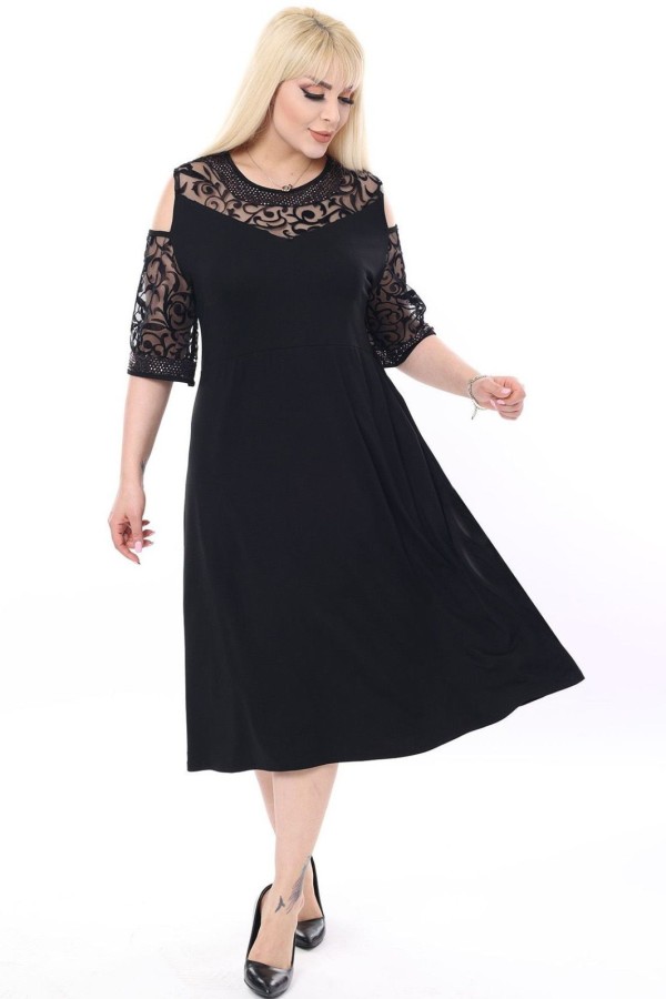 Juoda didelių dydžių suknelė