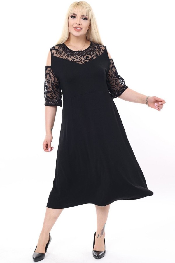 Juoda didelių dydžių suknelė