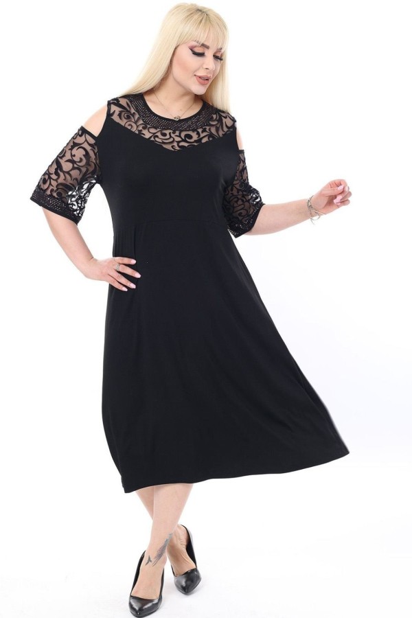 Juoda didelių dydžių suknelė