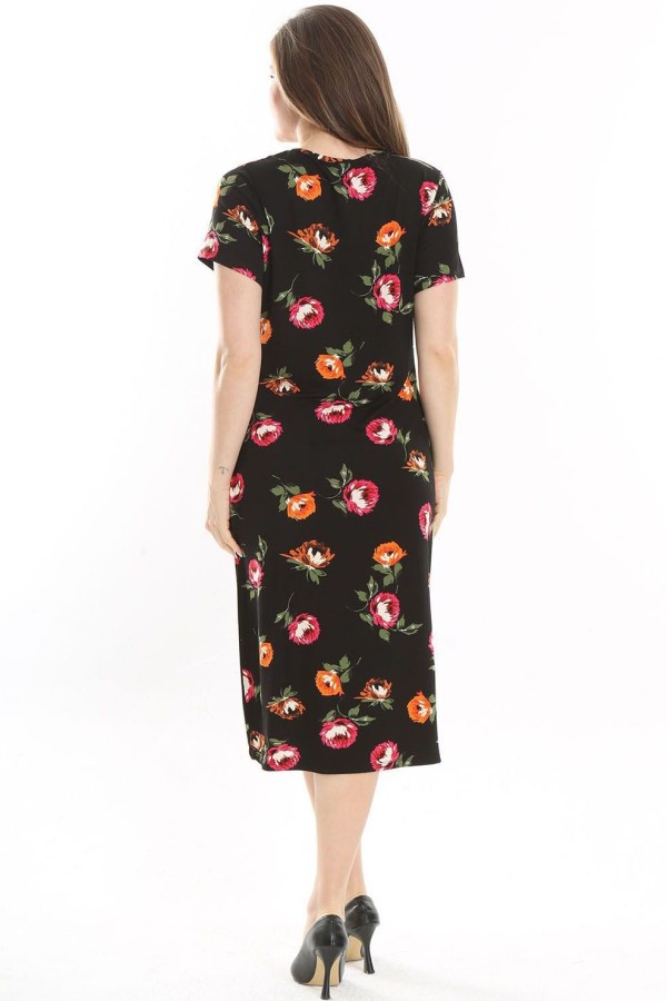 Juoda gėlėta suknelė apkūnioms