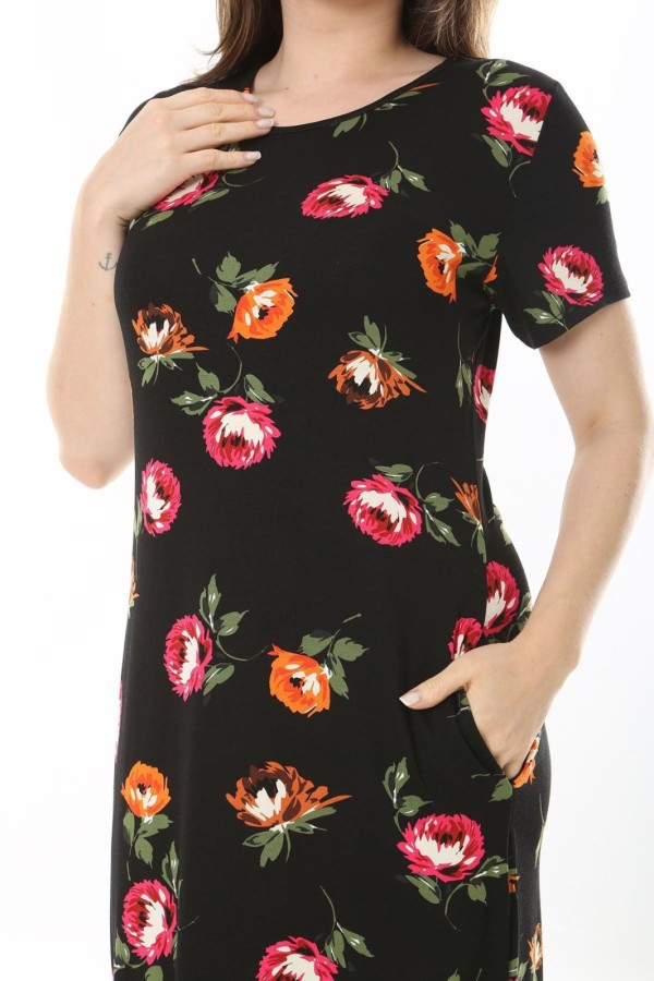 Juoda gėlėta suknelė apkūnioms