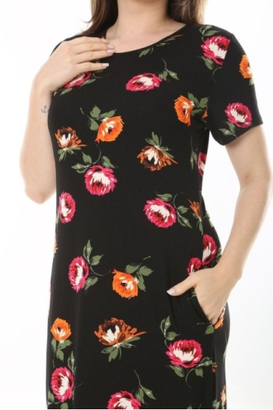 Juoda gėlėta suknelė apkūnioms