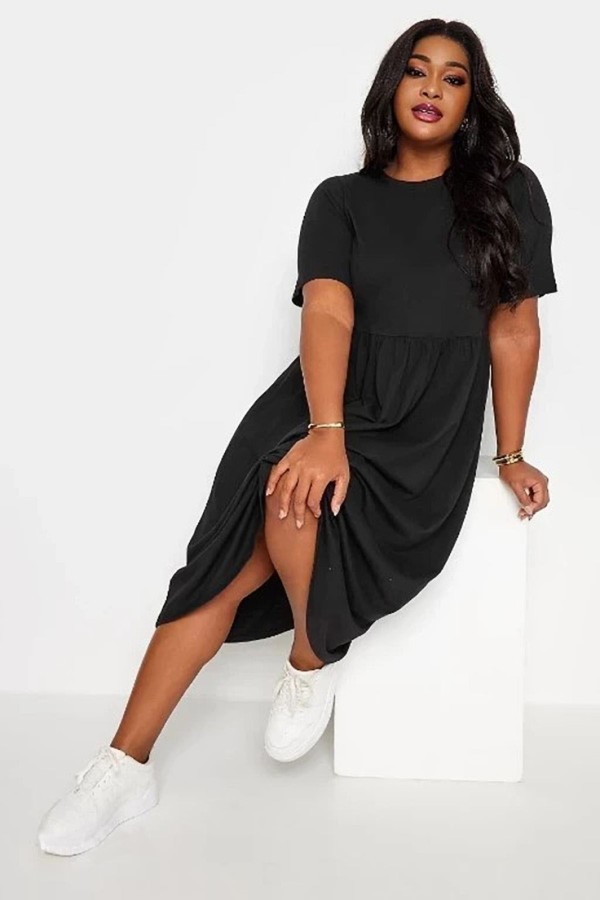 Juoda suknelė apkūnioms