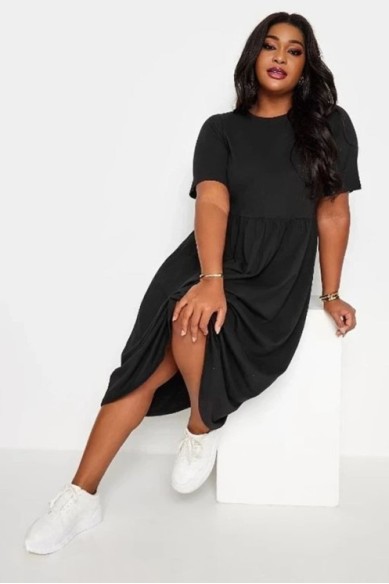 Juoda suknelė apkūnioms