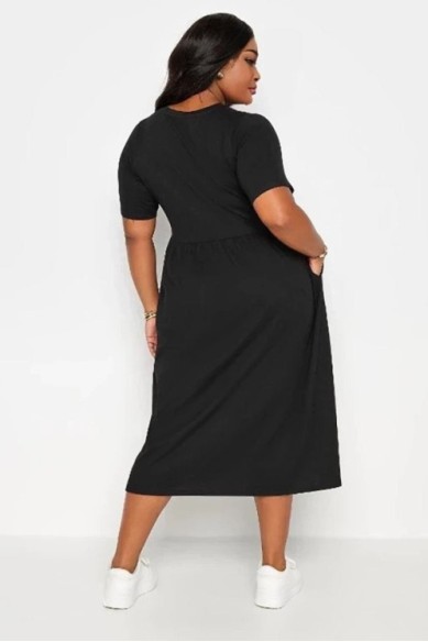 Juoda suknelė apkūnioms