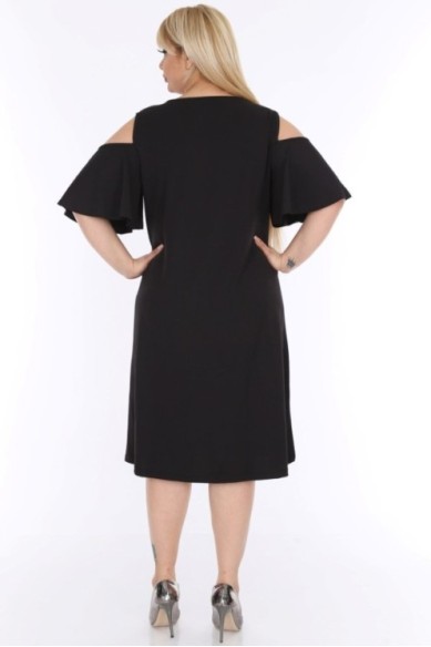 Juoda suknelė apnuogintais pečiais