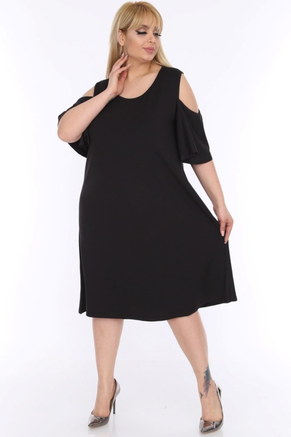 Juoda suknelė apnuogintais pečiais