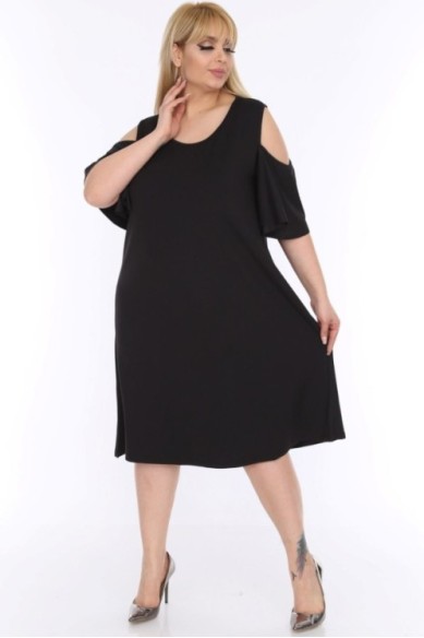 Juoda suknelė apnuogintais pečiais