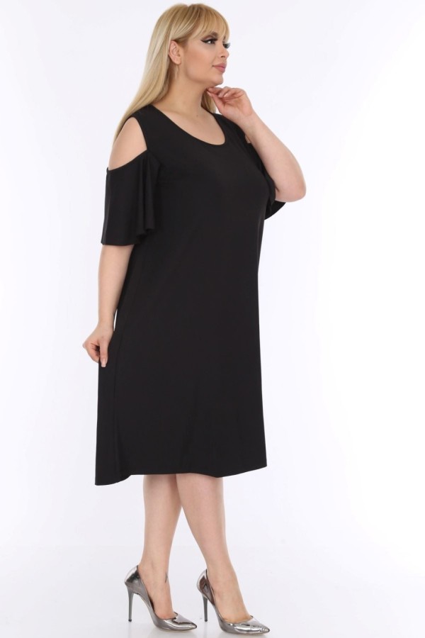 Juoda suknelė apnuogintais pečiais