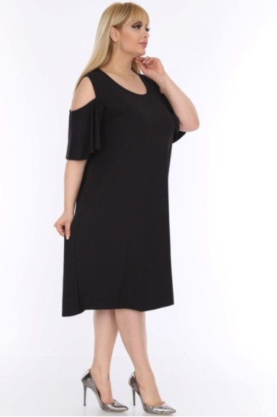 Juoda suknelė apnuogintais pečiais