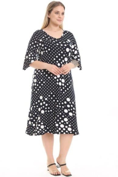 Taškuota didelių dydžių suknelė