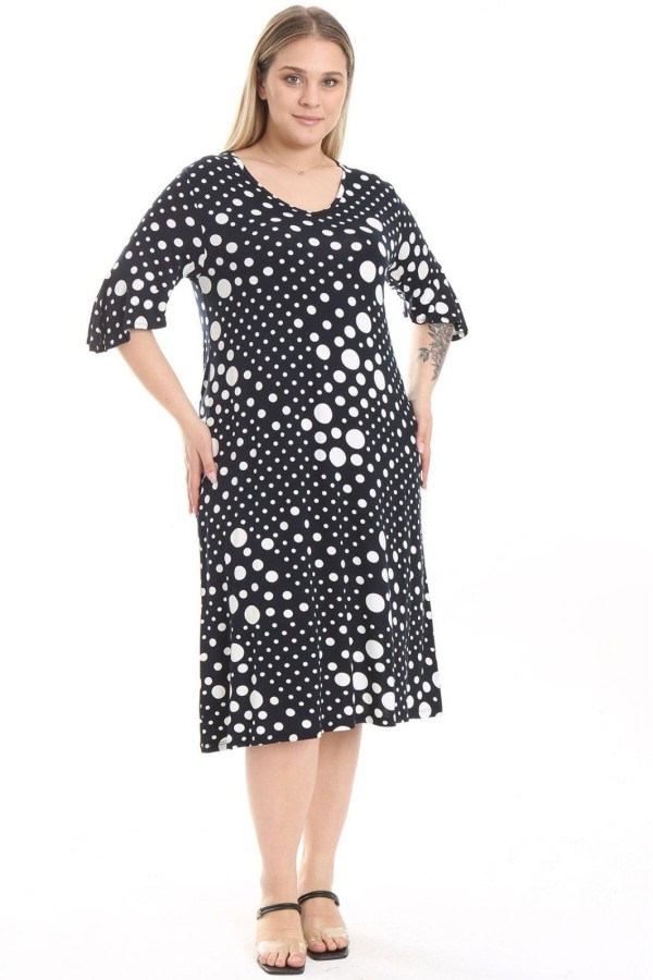 Taškuota didelių dydžių suknelė