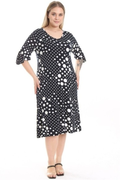 Taškuota didelių dydžių suknelė