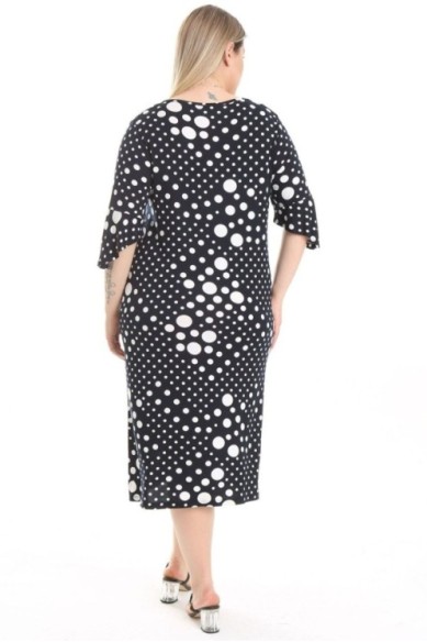 Taškuota didelių dydžių suknelė