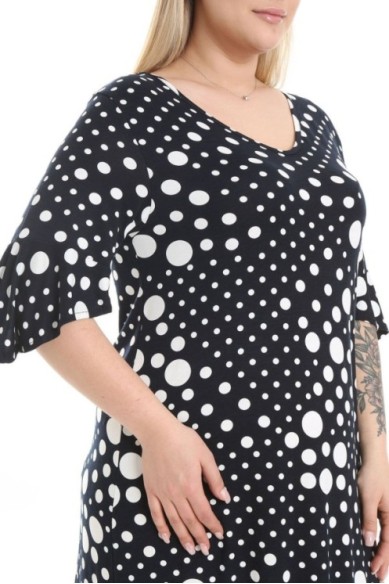 Taškuota didelių dydžių suknelė