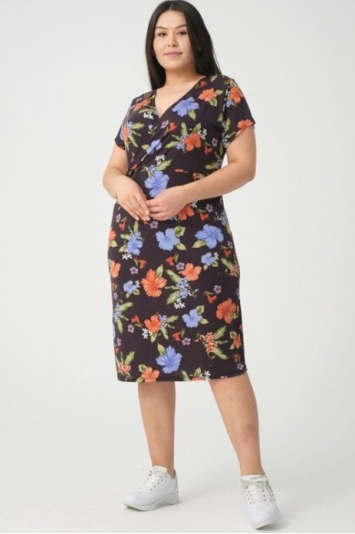 Raštuota suknelė su V formos iškirpte