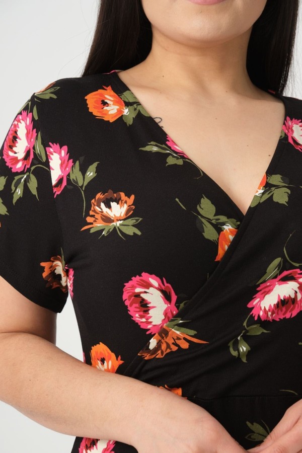 Juoda suknelė su gėlytėmis