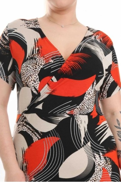 Raštuota suknelė su iškirpte