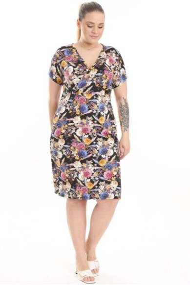 Klasikinio stiliaus suknelė su raštais