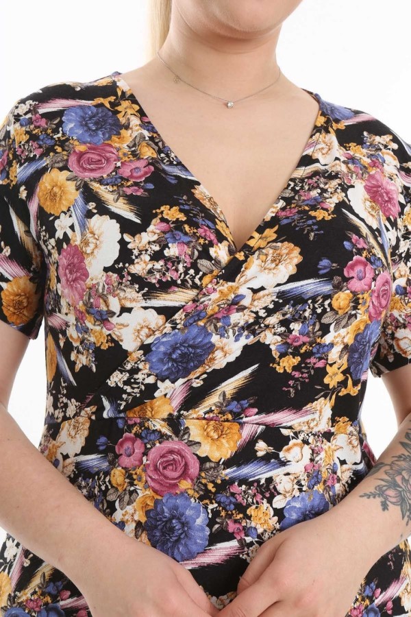 Klasikinio stiliaus suknelė su raštais