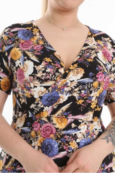 Klasikinio stiliaus suknelė su raštais