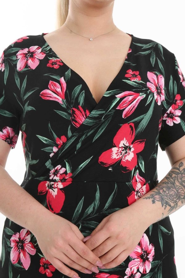 Gėlėta suknelė trumpomis rankovėmis